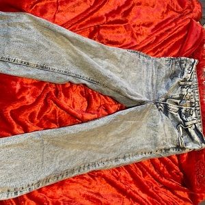 Hi! I am selling these jeans!